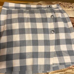 Gently used plaid size 8 loft brand, mini skirt, gray and white
